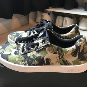 Size 6 camo Supra shoe